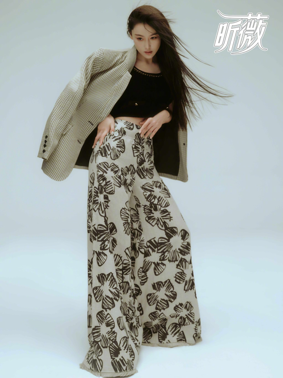 张馨予 昕薇四月刊封面人物,又酷又飒的摩登女郎