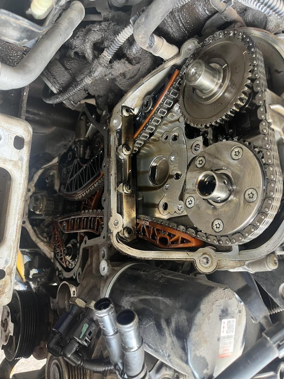 大众ccea888更换正时链条施工中.