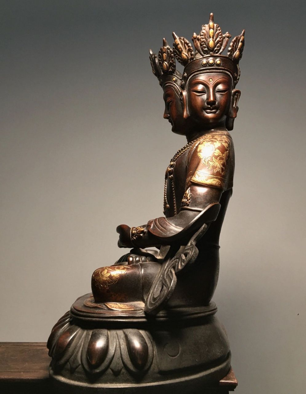 明 "大明永乐年施"款铜胎鎏金三面佛造像 明 "大明永乐年施"款铜胎