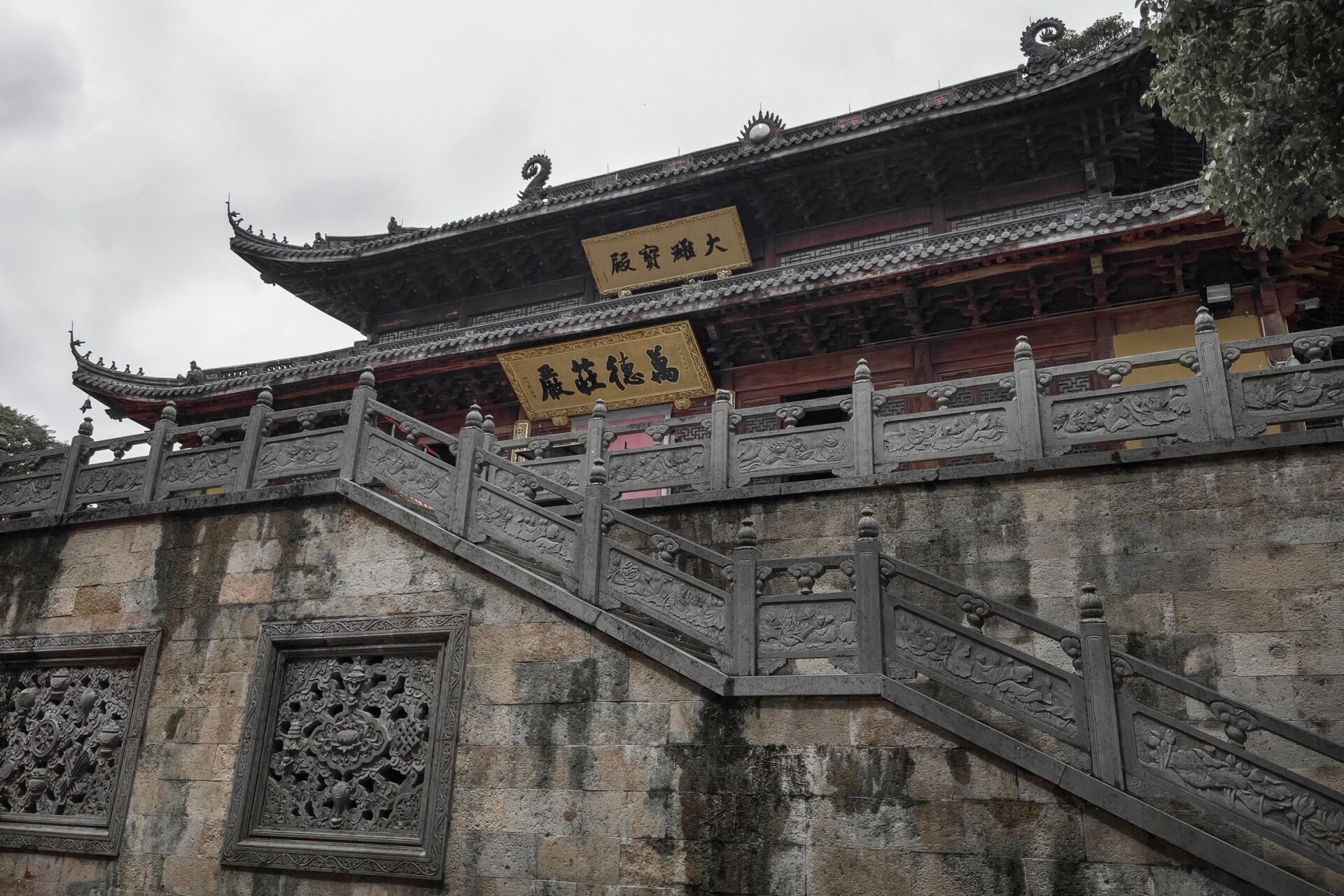 法净禅寺,又称中天竺,位于杭州市天竺山稽留峰下,隋开皇十七年(597)