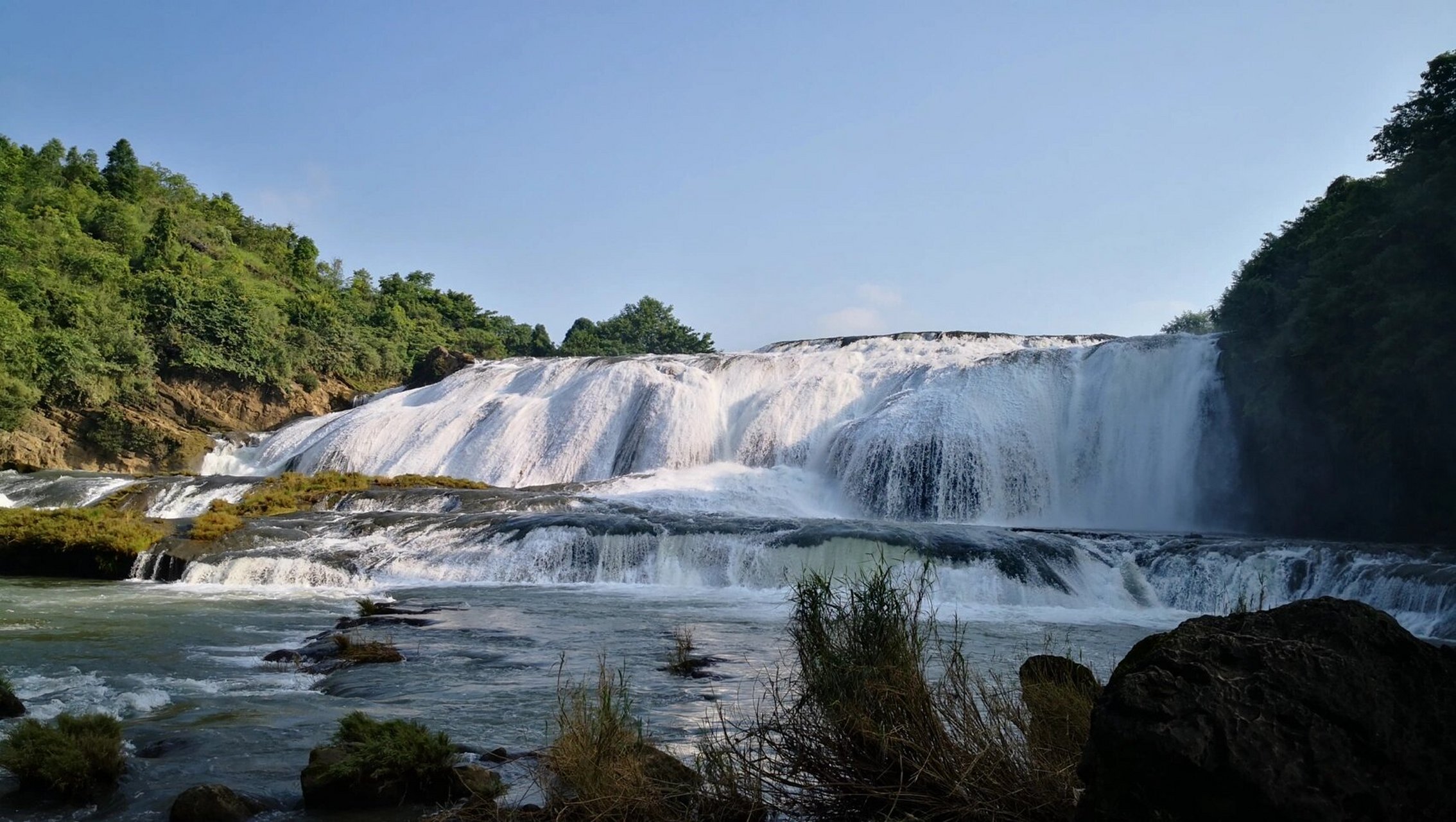 全景贵州行——陡坡塘瀑布 陡坡塘瀑布位于黄果树瀑布上游1公里处,瀑