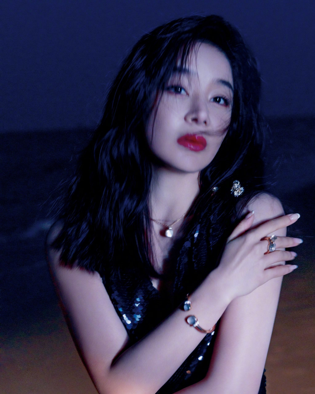 袁姗姗暮色大片,一袭黑色长裙,红唇长发,热烈迷人.