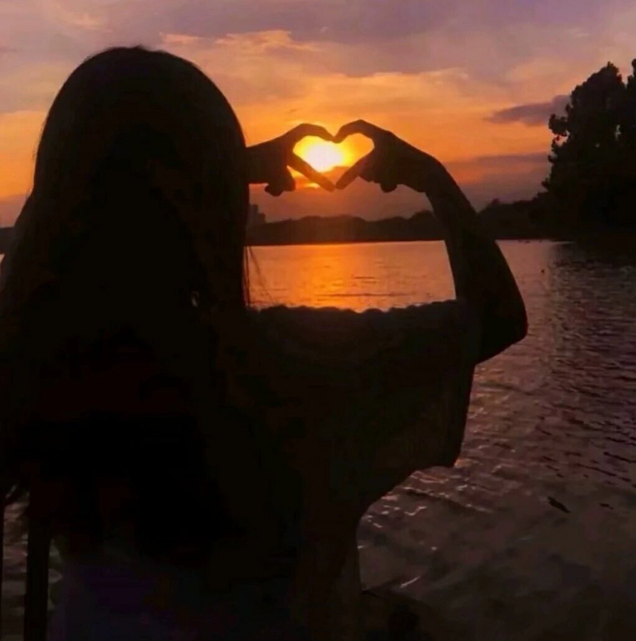 夕阳女头 夕阳归朝西山时,愿你有人陪