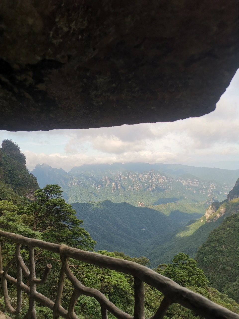 圣堂山游记 来宾圣堂山小有名气,但我不太感冒,加上从南宁去车程要4