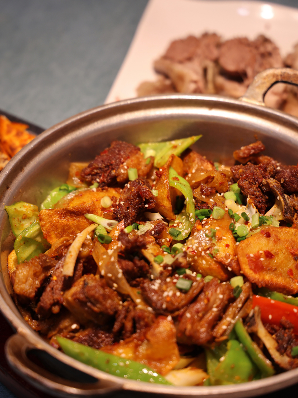 西宁美食丨连姚晨都忍不住来两次的炕锅羊肉 「尕张娃烤肉」 又双叒叕