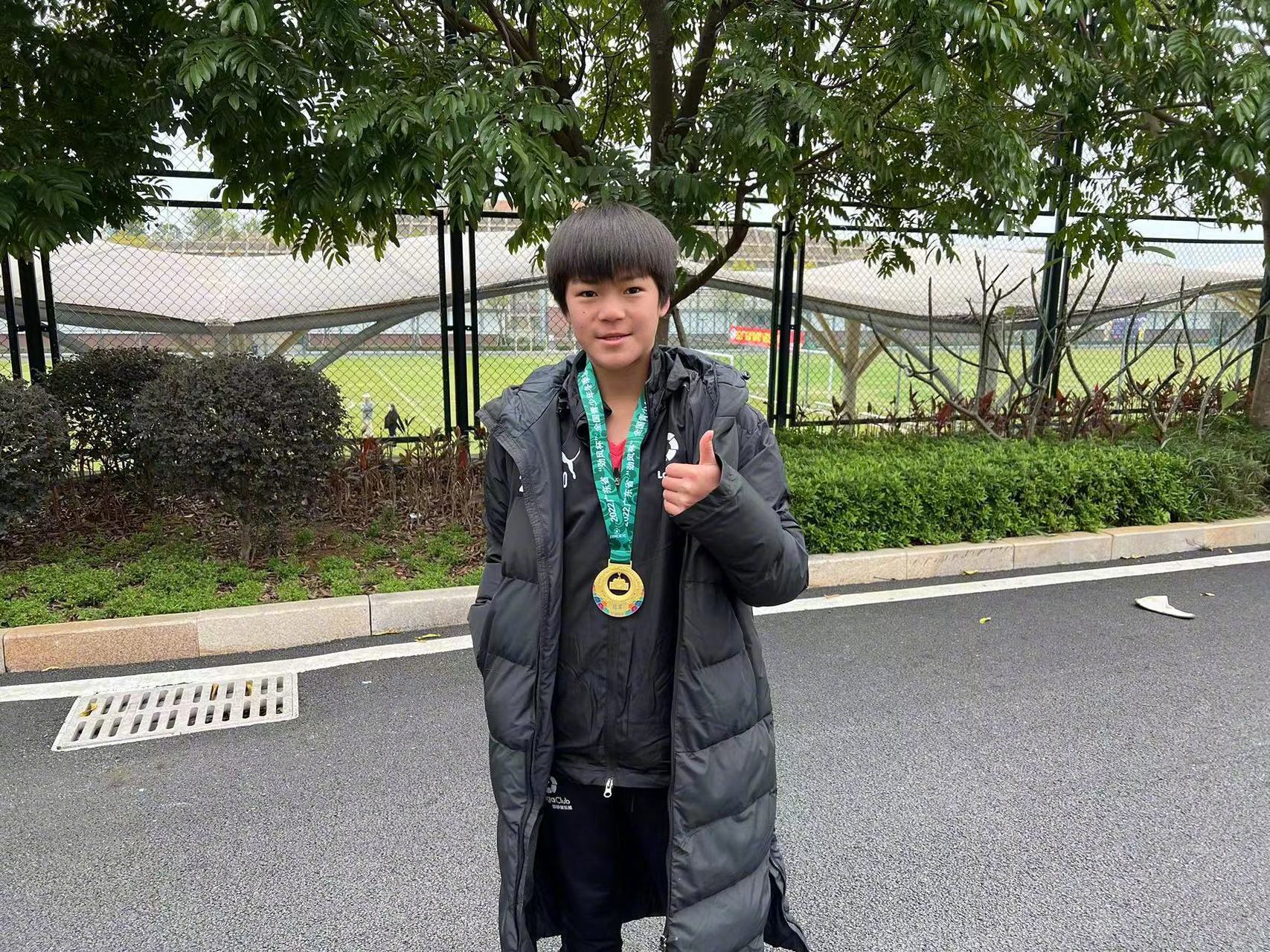 代表宜兴西甲出战"劲风杯"的两位#中国足球小将# 10队员,林峒获得赛事