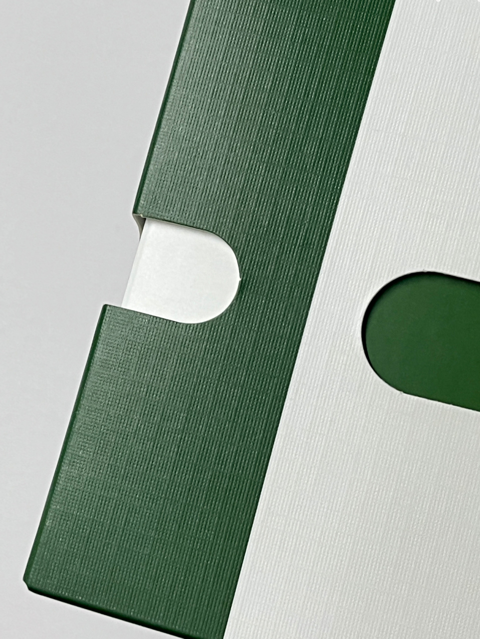 【压纹工艺】是一种在纸张表面制造纹路或图案的工艺 通过在纸张表面