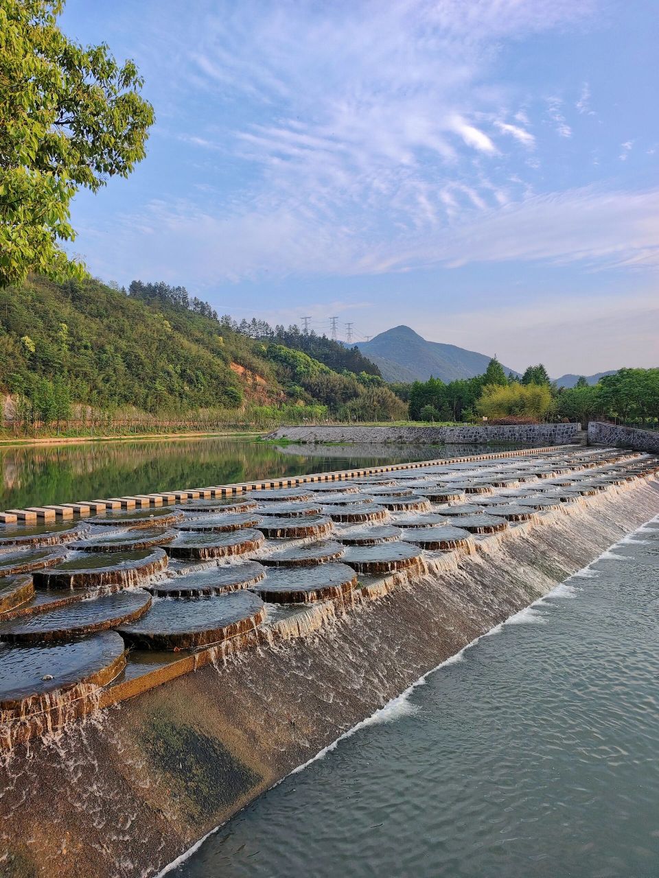 杭州余杭 | 鱼鳞坝@鸬鸟镇 97比起位于富阳区湖源乡的& 97鱼鳞坝