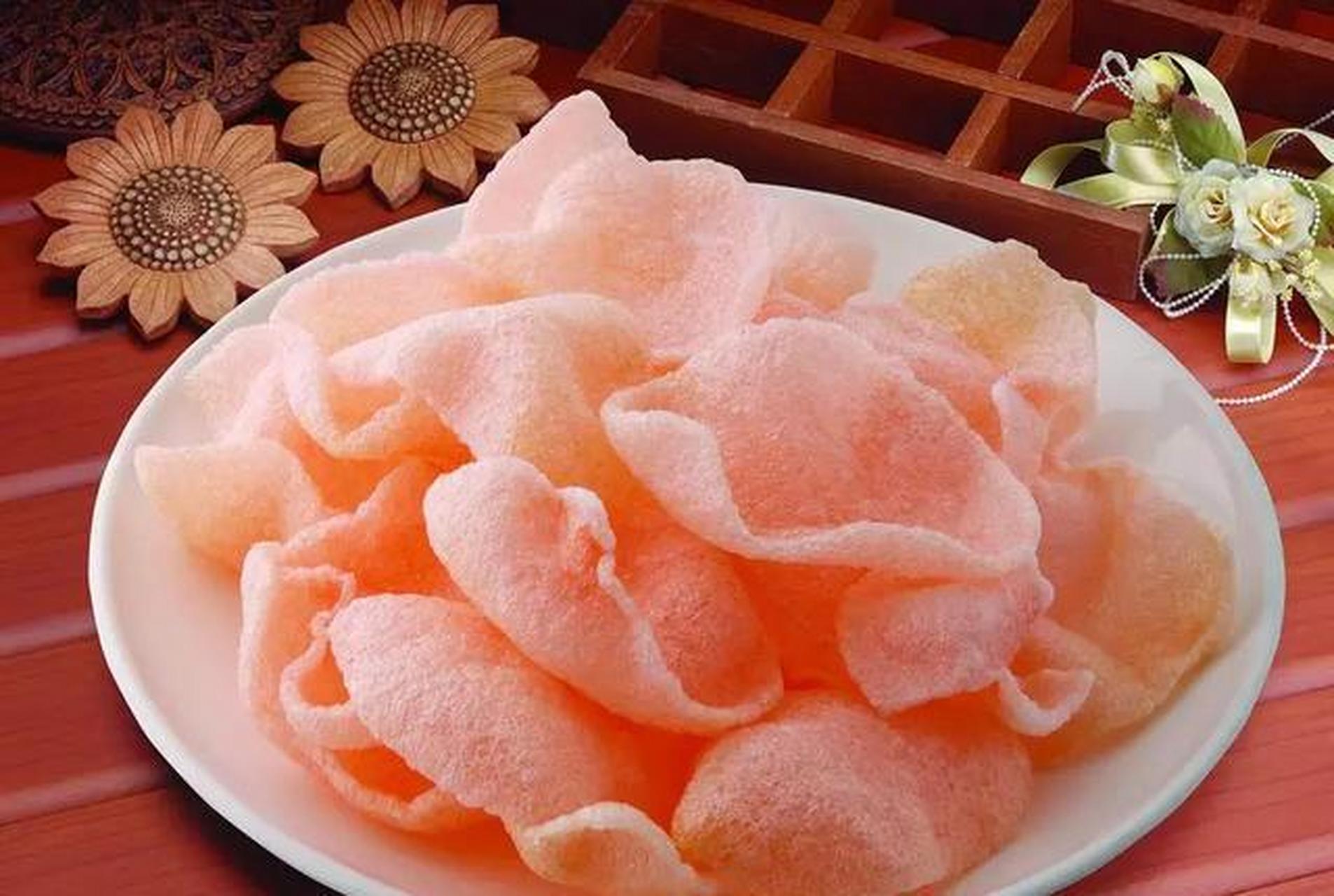 小时候妈妈经常给我炸虾片,那一片片五颜六色的薄片放进油锅里,就成了