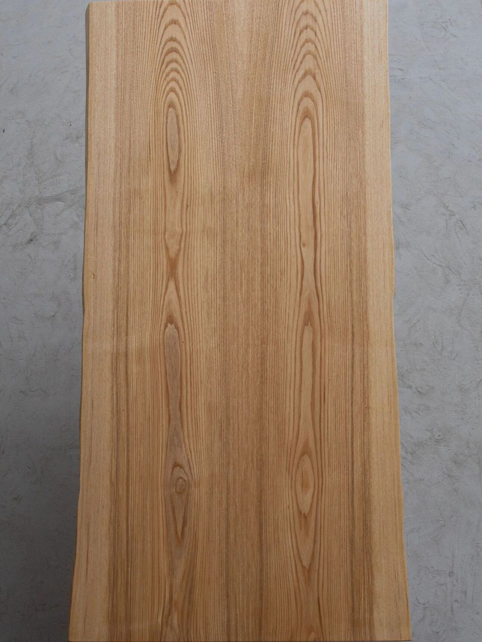 白蜡木,中等硬度的材料,柔韧性可以,大花纹的材料比较多见,与白橡的平