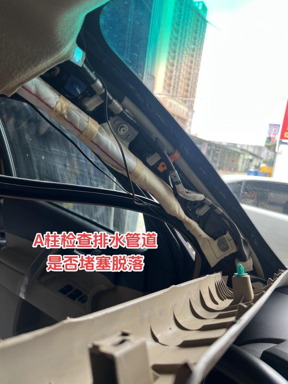 13款丰田汉兰达天窗漏水维修