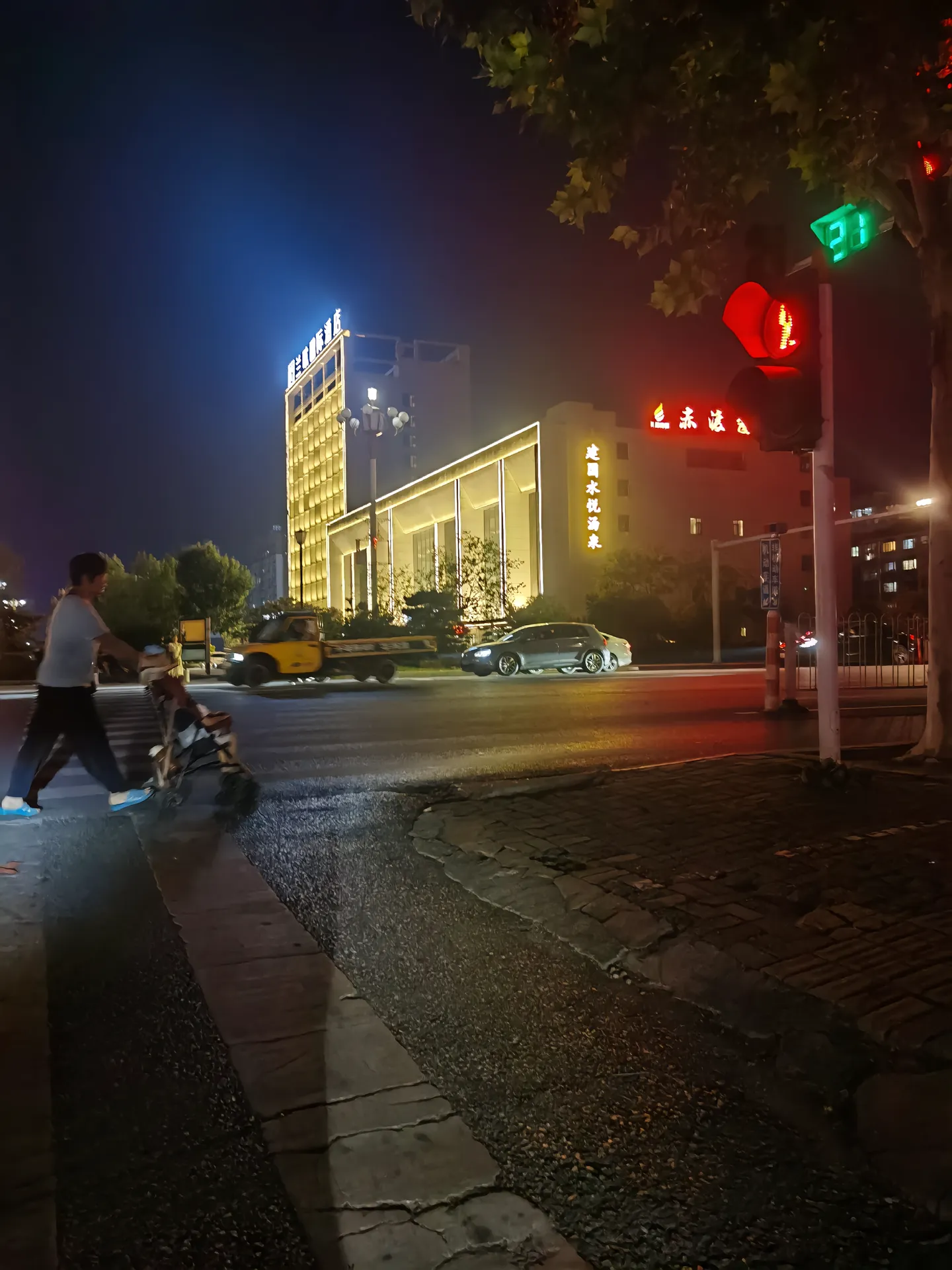 我在这户人家做住家保姆快半年了,伺候的是一家四