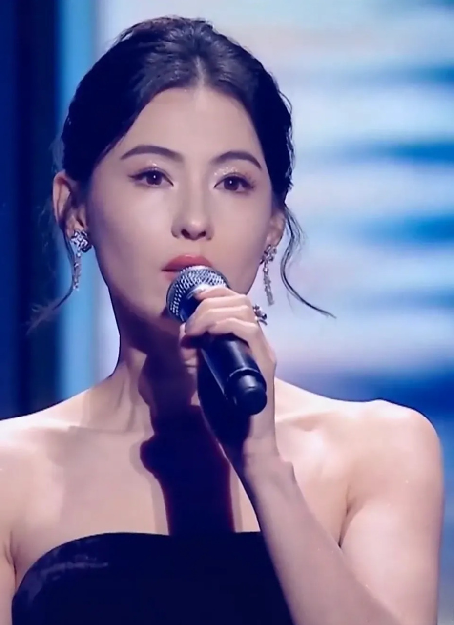 央视镜头下的张柏芝,年龄上来后,骨相优势就更凸显出来了