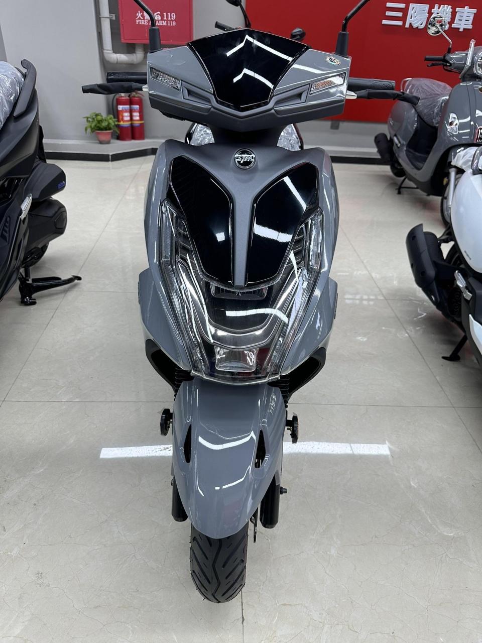 三阳fnx150零售:16800 特惠:12500 配置:双通道abs,水冷四气门发动机