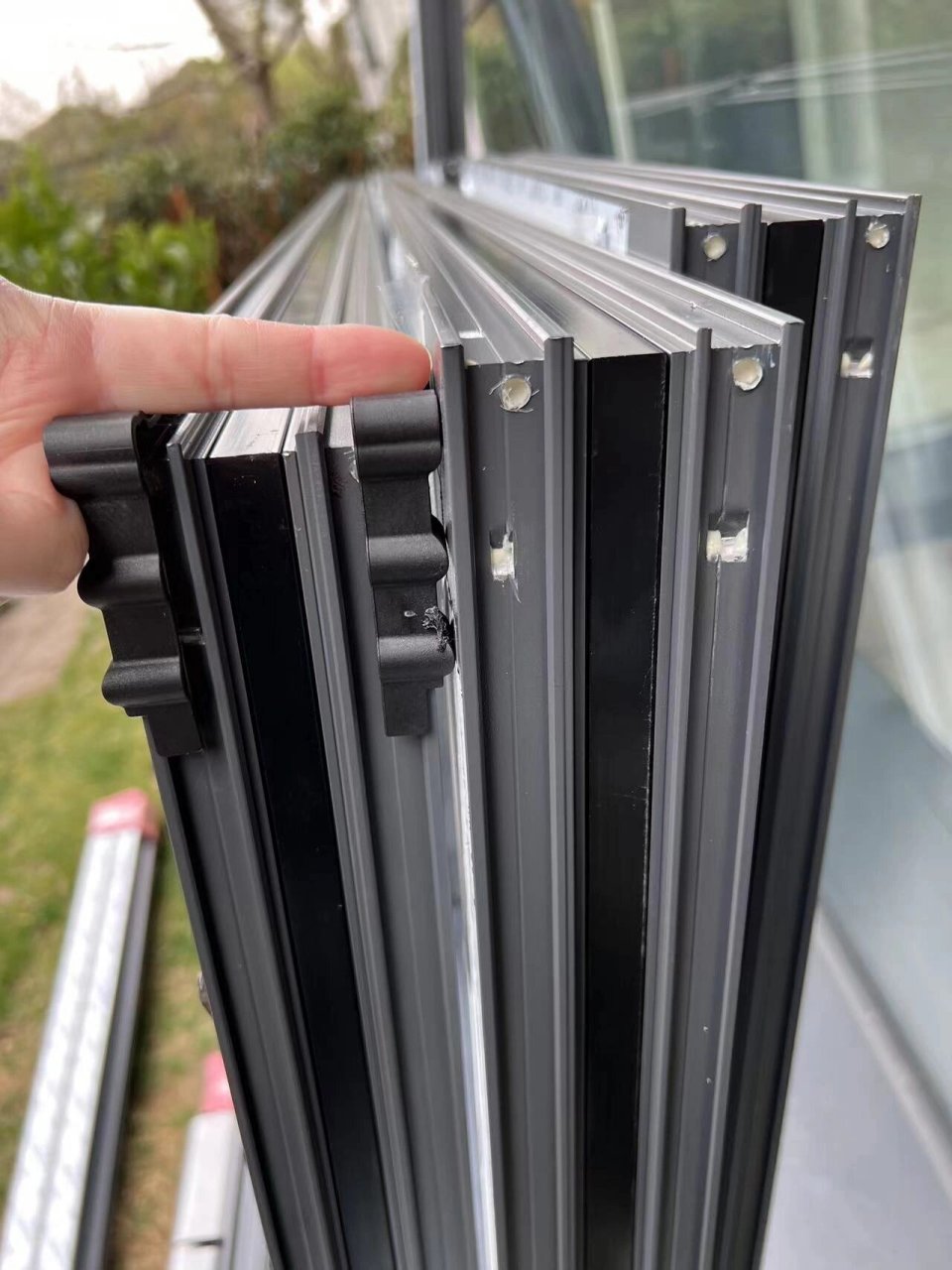 门窗的组角工艺 左边9699的是撞角注胶工艺,右边9799的是销钉