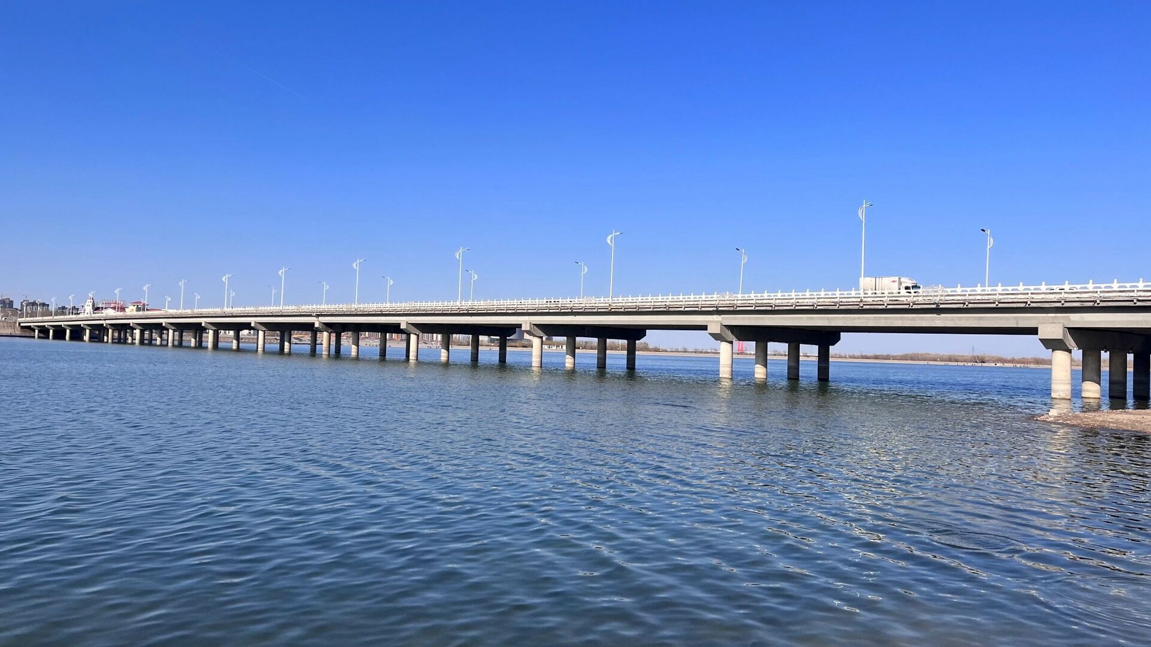 通辽辽河公园 春日的天气正好 微风徐徐 徒步走在河边 很舒适 还有