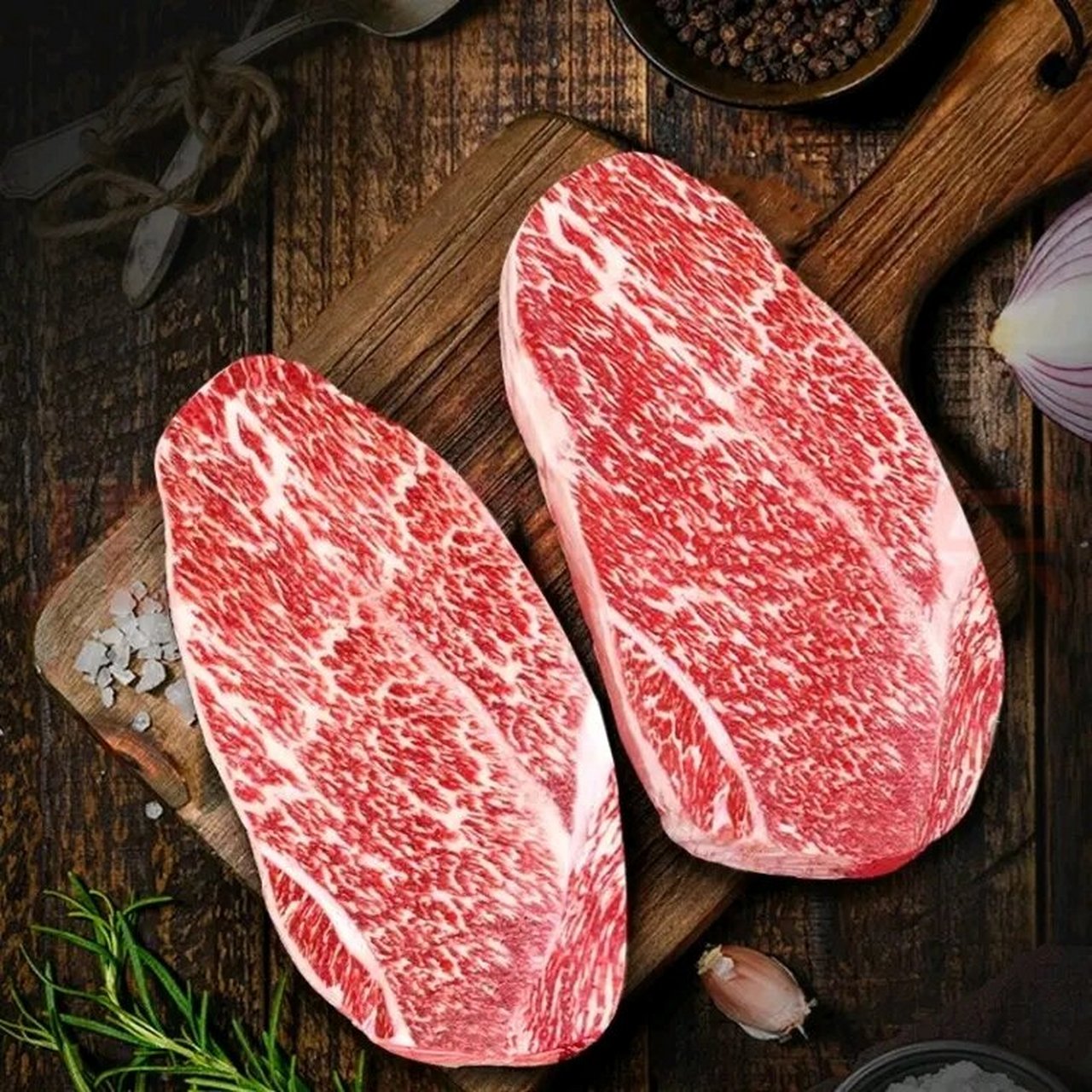 煎厚切菲力的方法步骤如下: 1,将厚切菲力牛排提前解冻完成,并在贾破