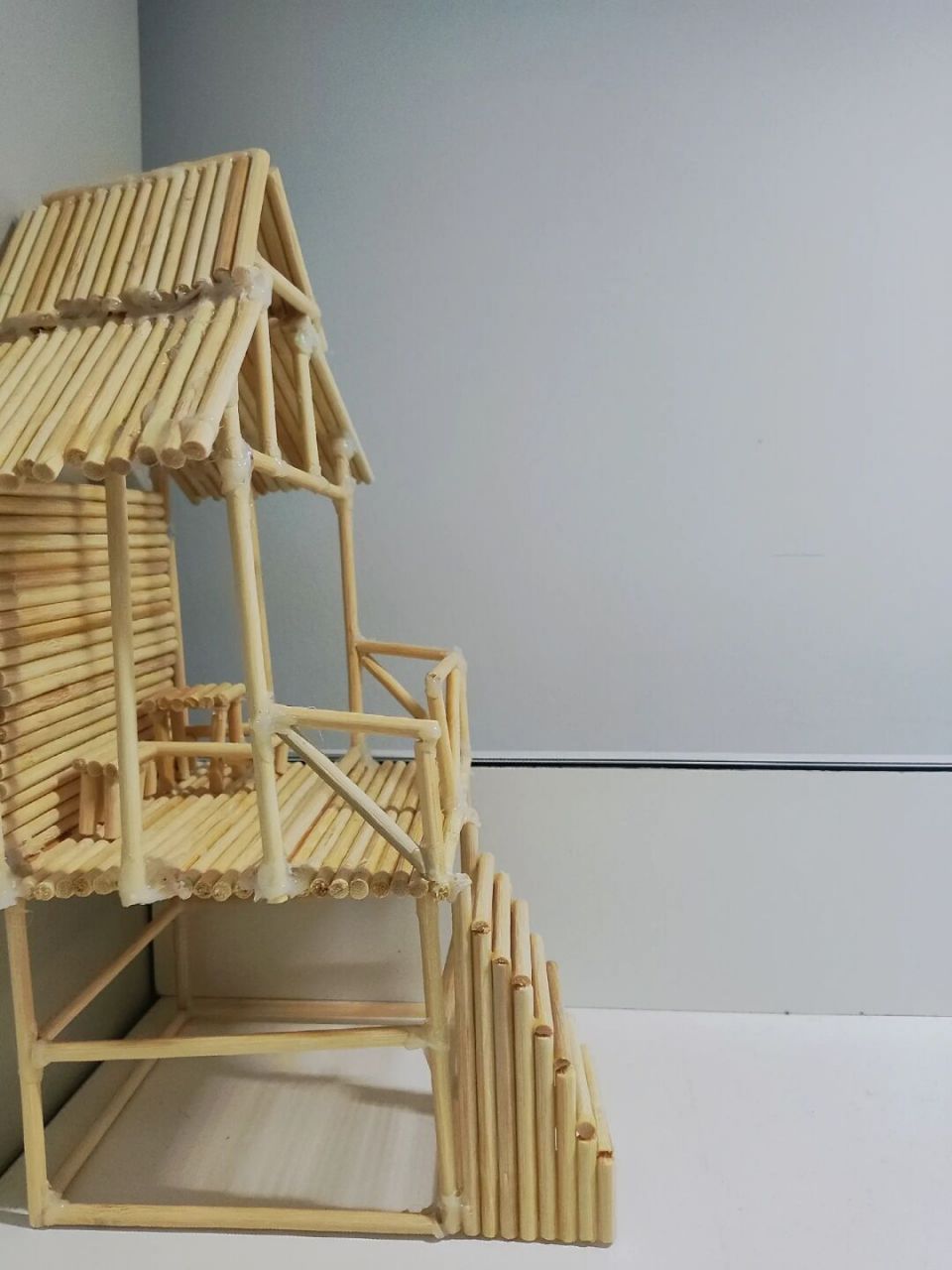 大学生作业:手工制作-傣族竹楼 纯手工制作傣家竹楼 材料: 一次性筷子
