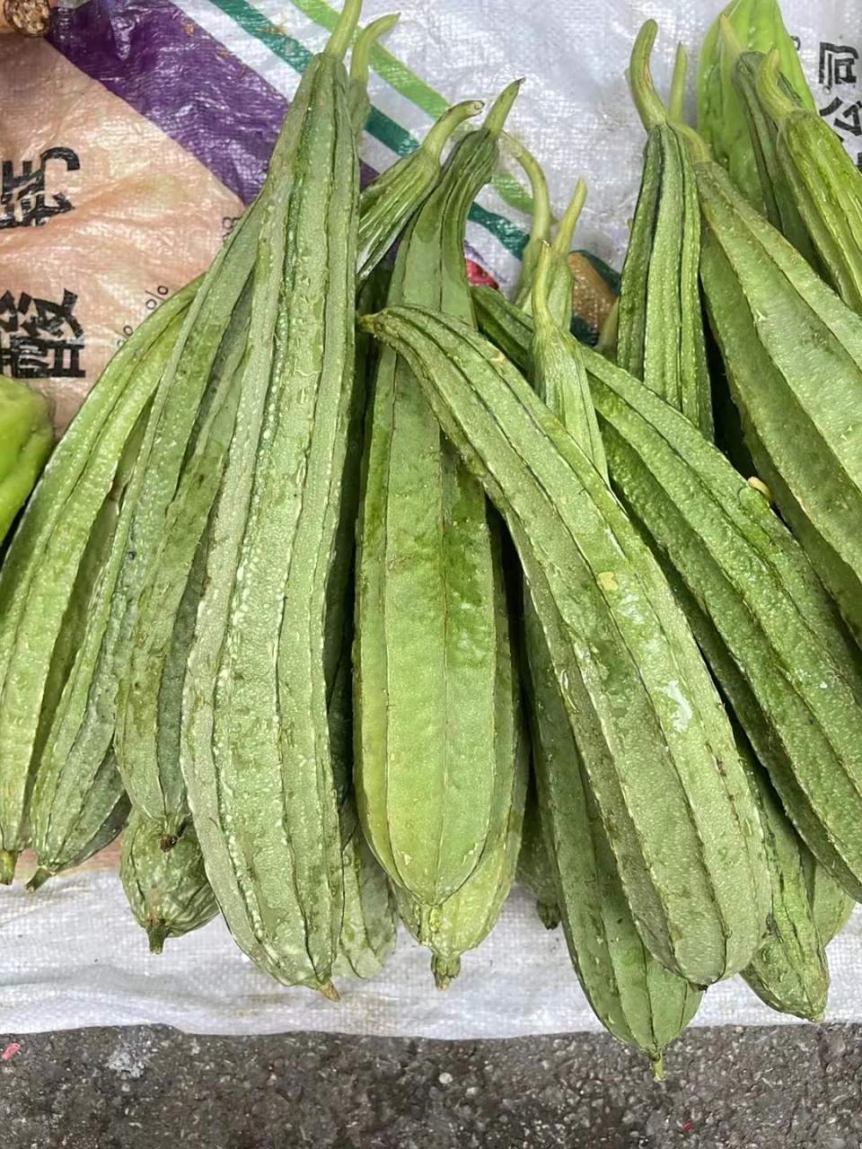 下图哪个是丝瓜? 在湖南图1叫丝瓜,图2叫线瓜.