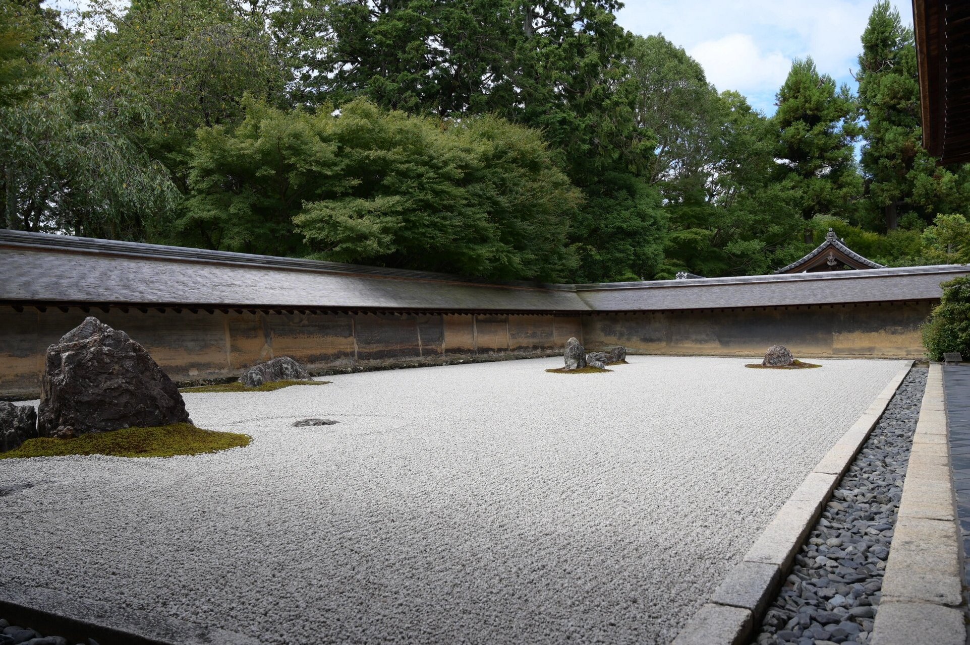 日本龙安寺枯山水庭院图片