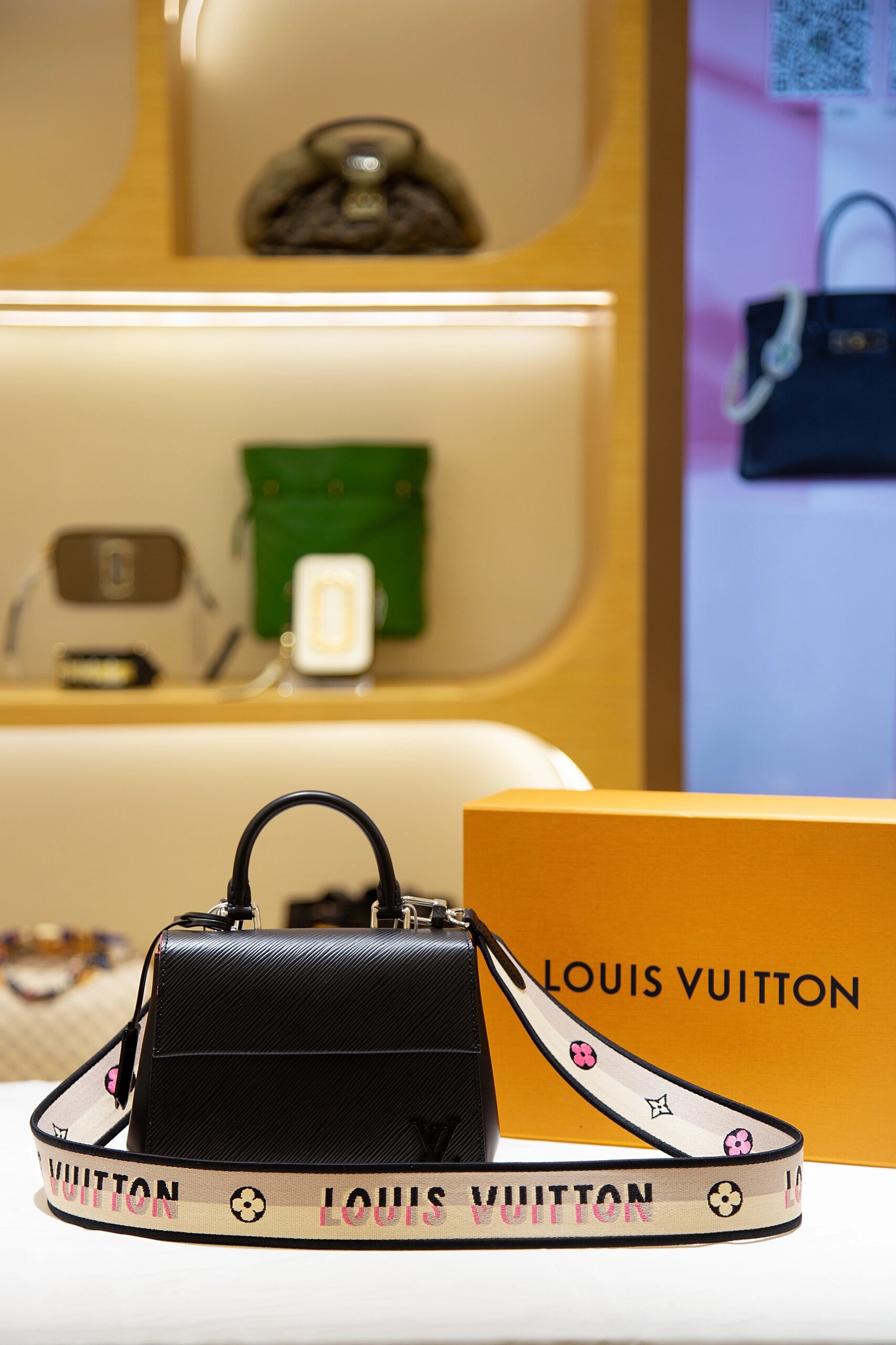 lv cluny mini 克鲁尼手提包 工作休闲场合都可以背的一款包包,玫粉色