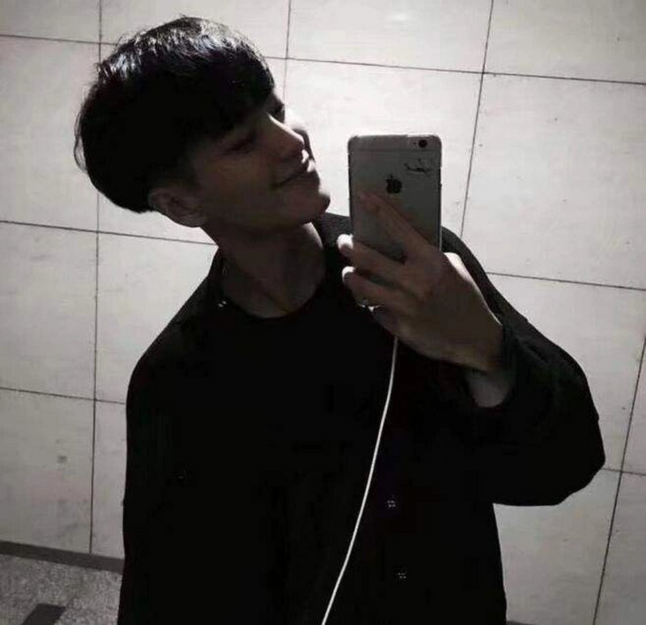 手机遮脸男生头像