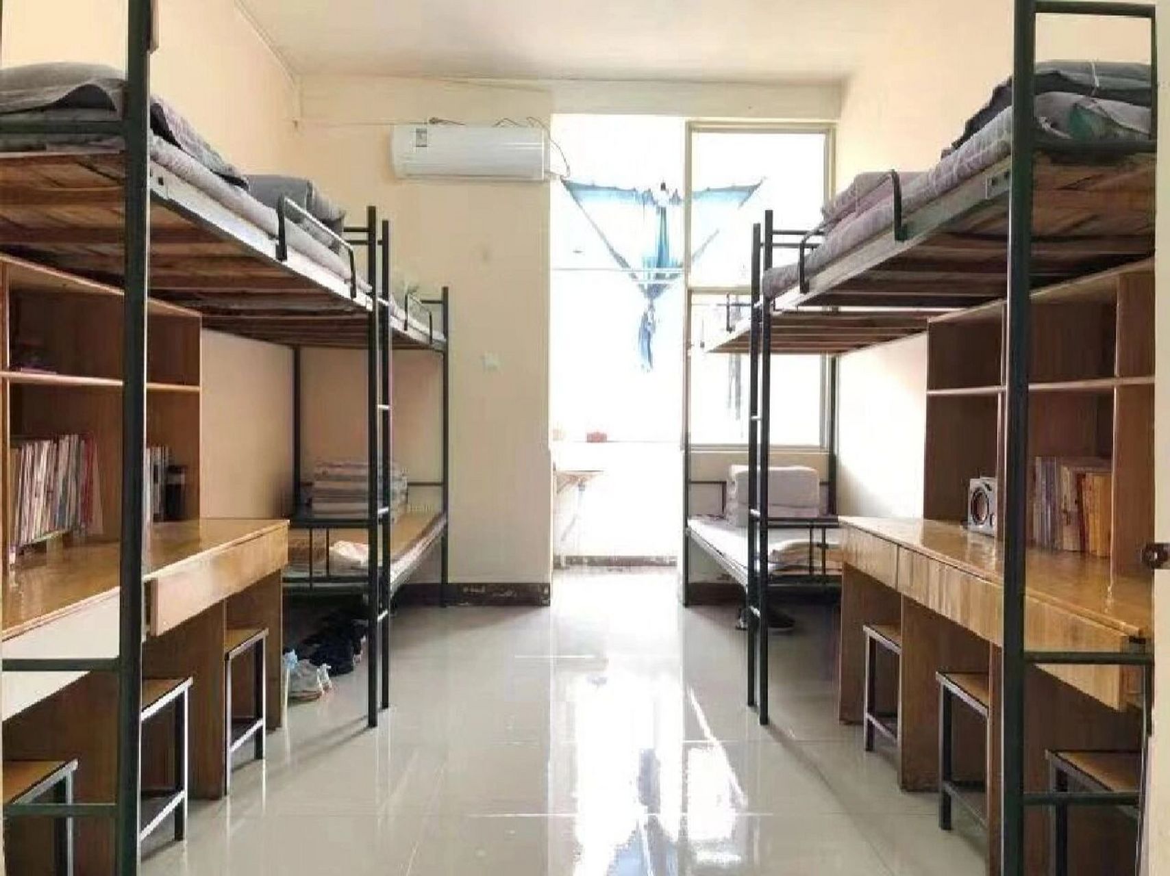 平顶山工业职业技术学院   6人间 上床下桌 有空调阳台