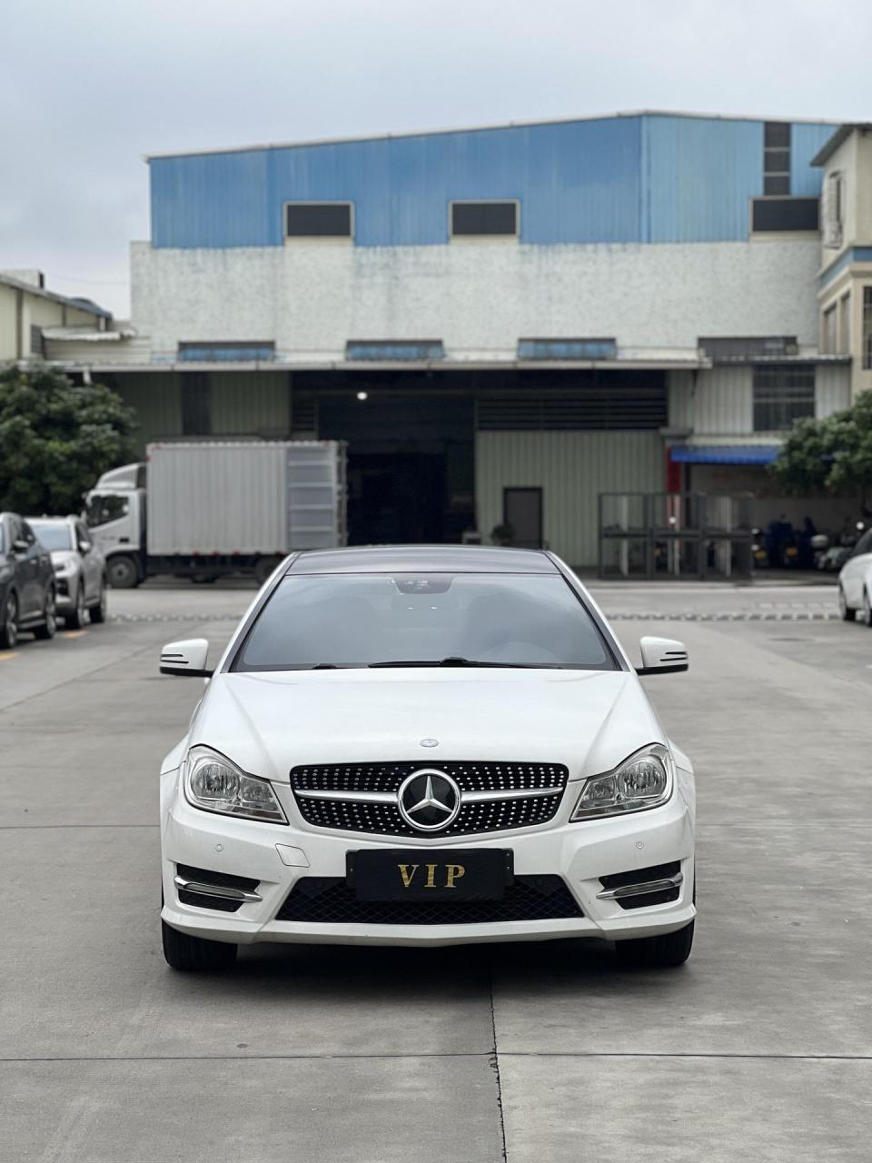 98万(首付7千),2013年11月上牌 13款奔驰c180双门轿跑,手自一体,换挡