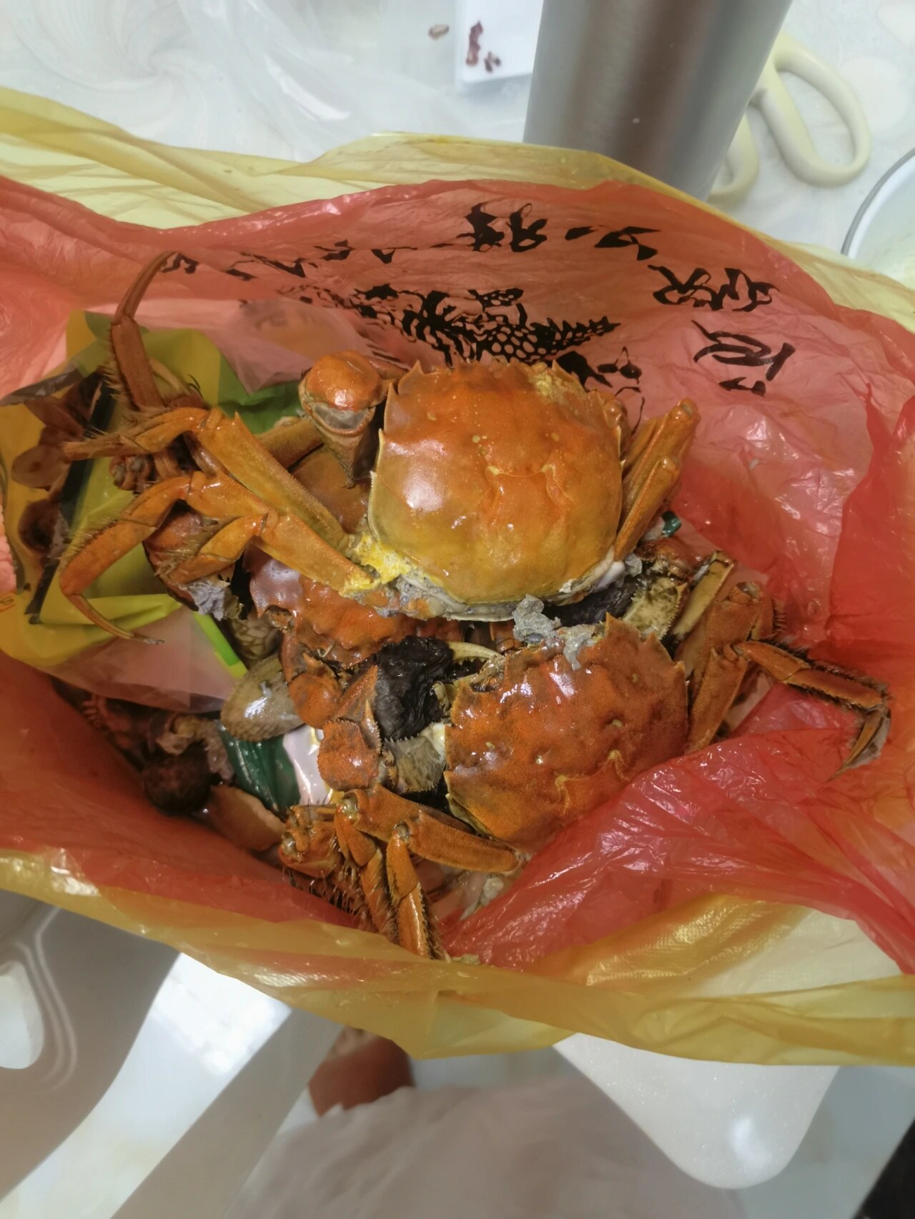结果吃了个腿味道变了,口感很差,吃着有股腥臭味,螃蟹没坏,就是死了