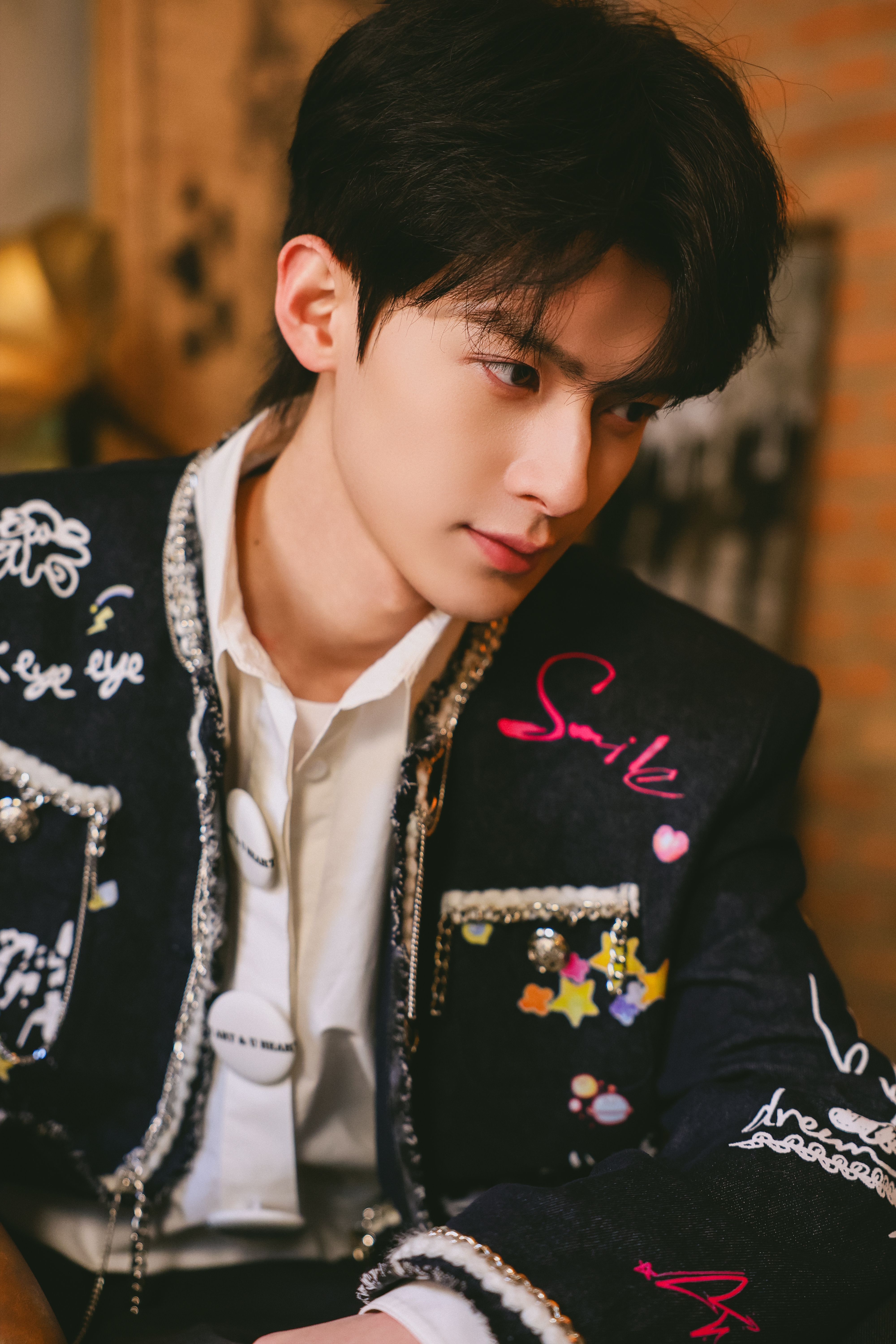 阳光正好,落在眼睫和指尖,舒展少年的温柔清冽