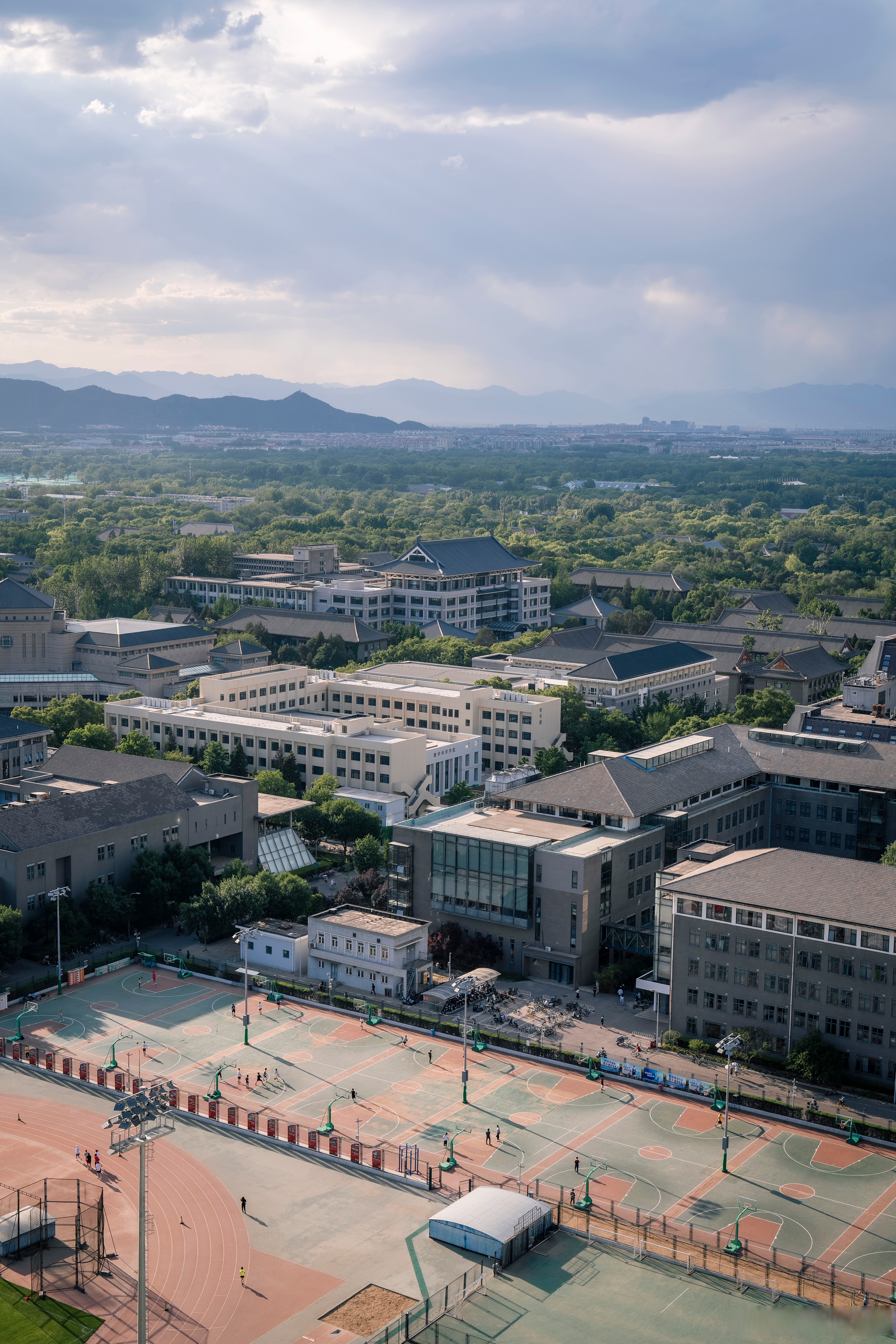 大美北大# 暖风吹袖满,又迎夏别时.荫浓点碎影,云蒸待霞蔚