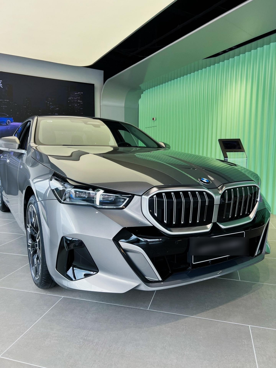 全新宝马5系岩石灰来喽