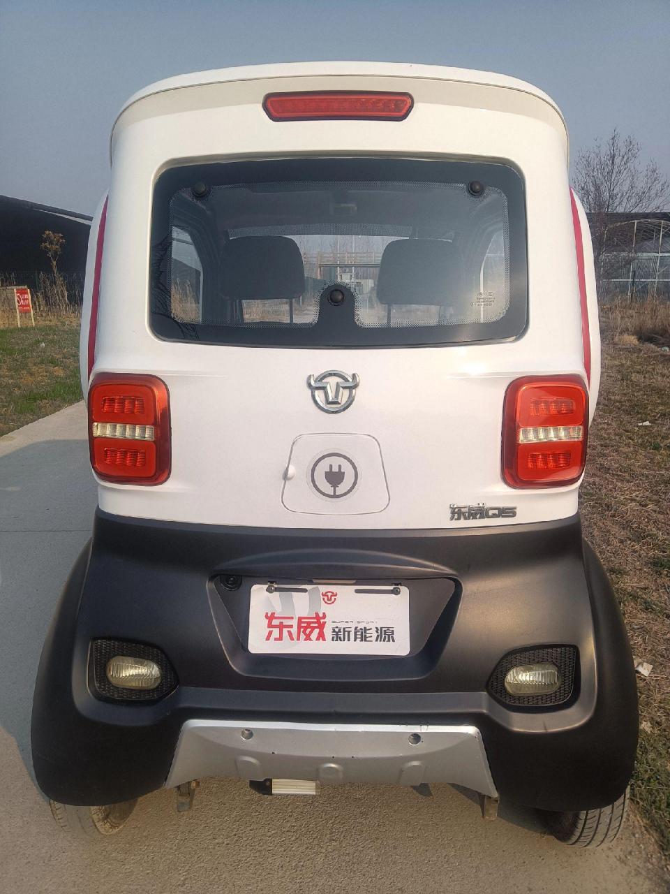 东威四轮电动车,型号q5,电动车窗,四轮碟刹,60伏50安的5个大电瓶,个人