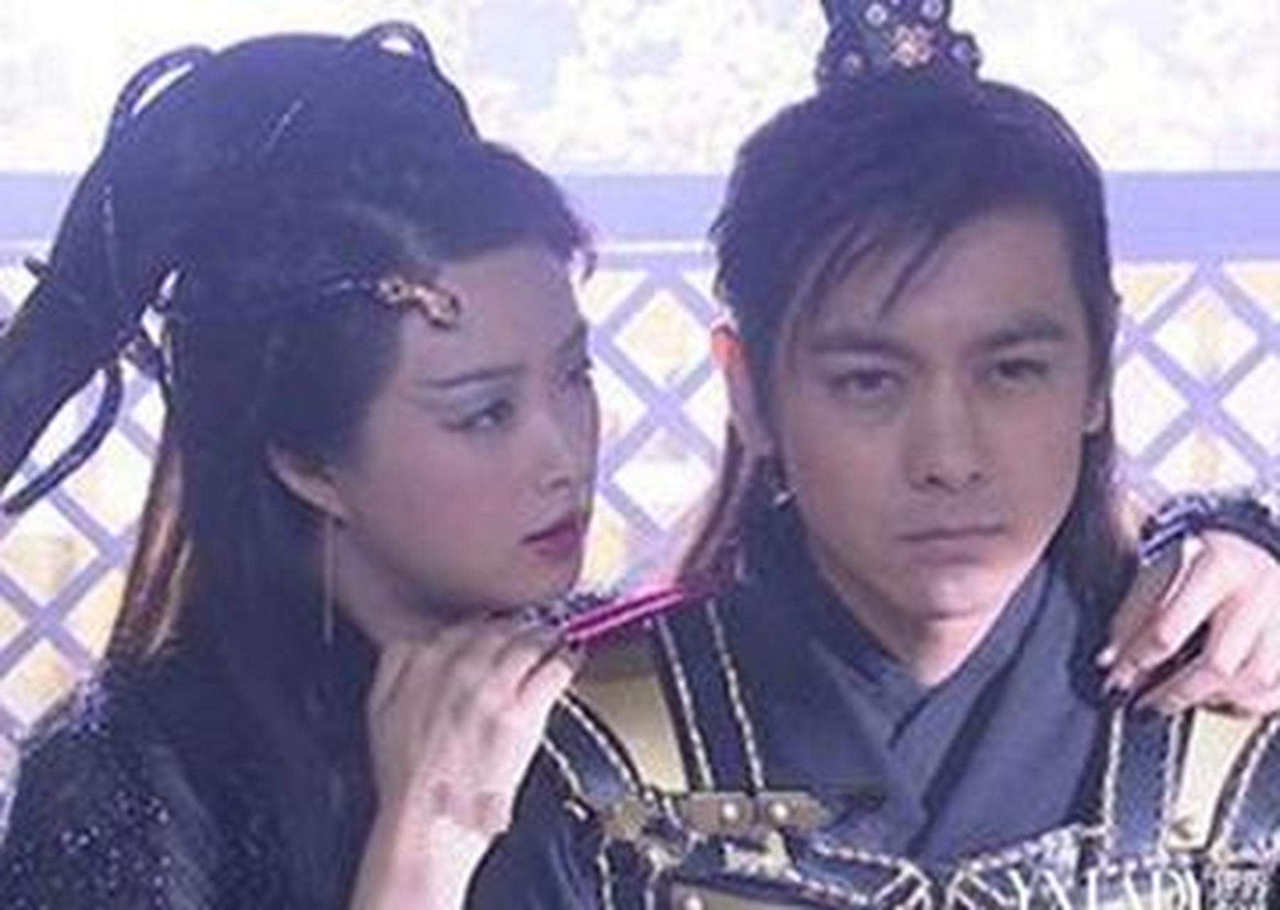 当年,19岁的蒋欣拍《天龙八部》时,和29岁的林志颖有一场吻戏,蒋欣