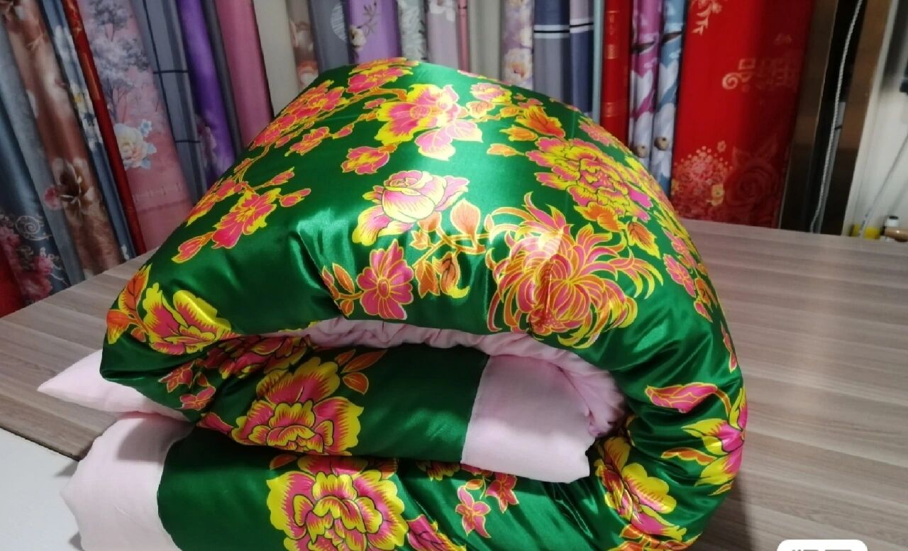 老式包边丝绸棉花被