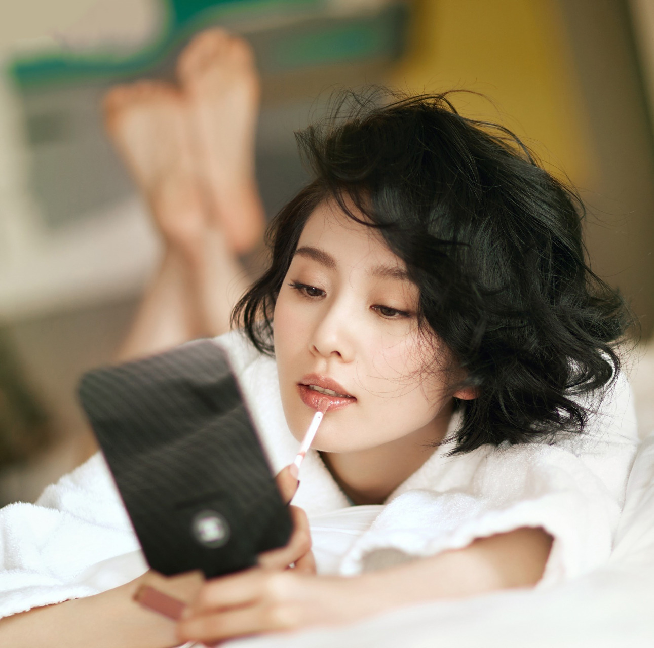 刘诗诗光脚丫穿睡衣拍照太美了.