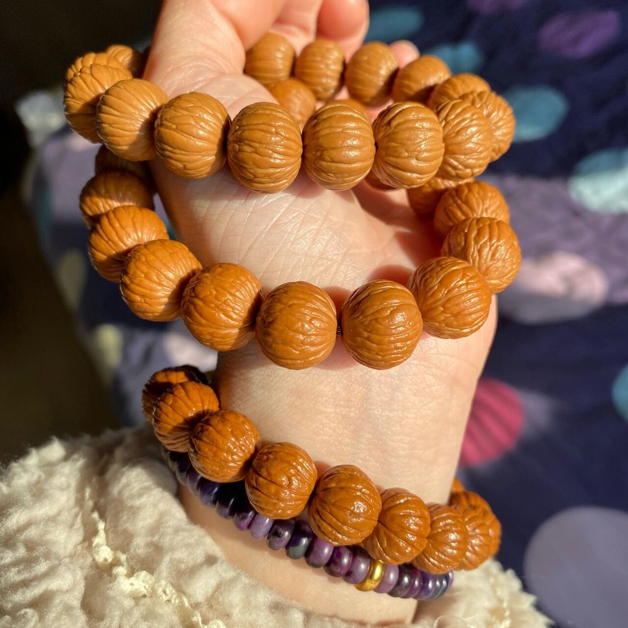 文玩猴头土豪和凤羽怎么区分 左边凤羽右边土豪,凤羽边肚最宽15.