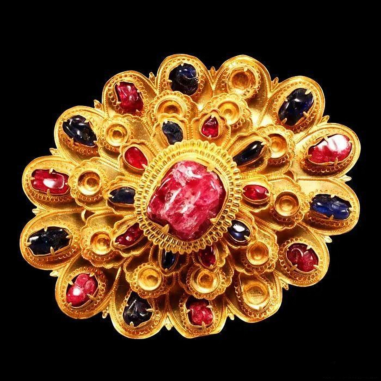 明代的红宝石,都是用原石直接镶嵌的.