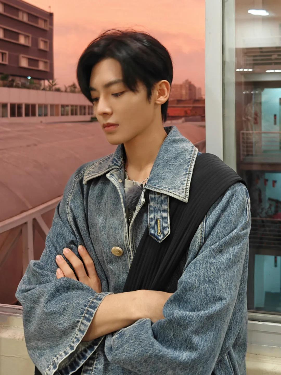 侯明昊 佩戴中国国际时装周 新锐配饰设计师10+3设计师 王涛&刘曼
