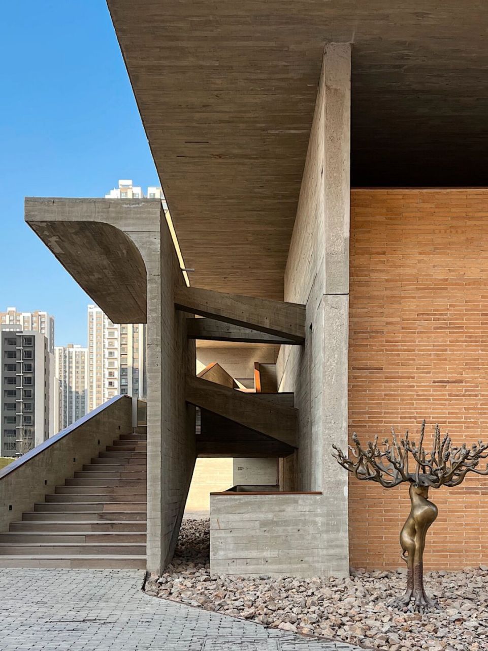 直向建筑事务所创始人董功的设计作品 "阿那亚教堂","海边图书馆","