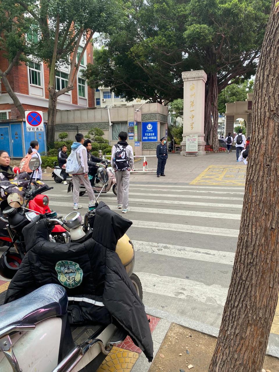 泉州一中校服换新是这样的啊.你曾穿过吗?
