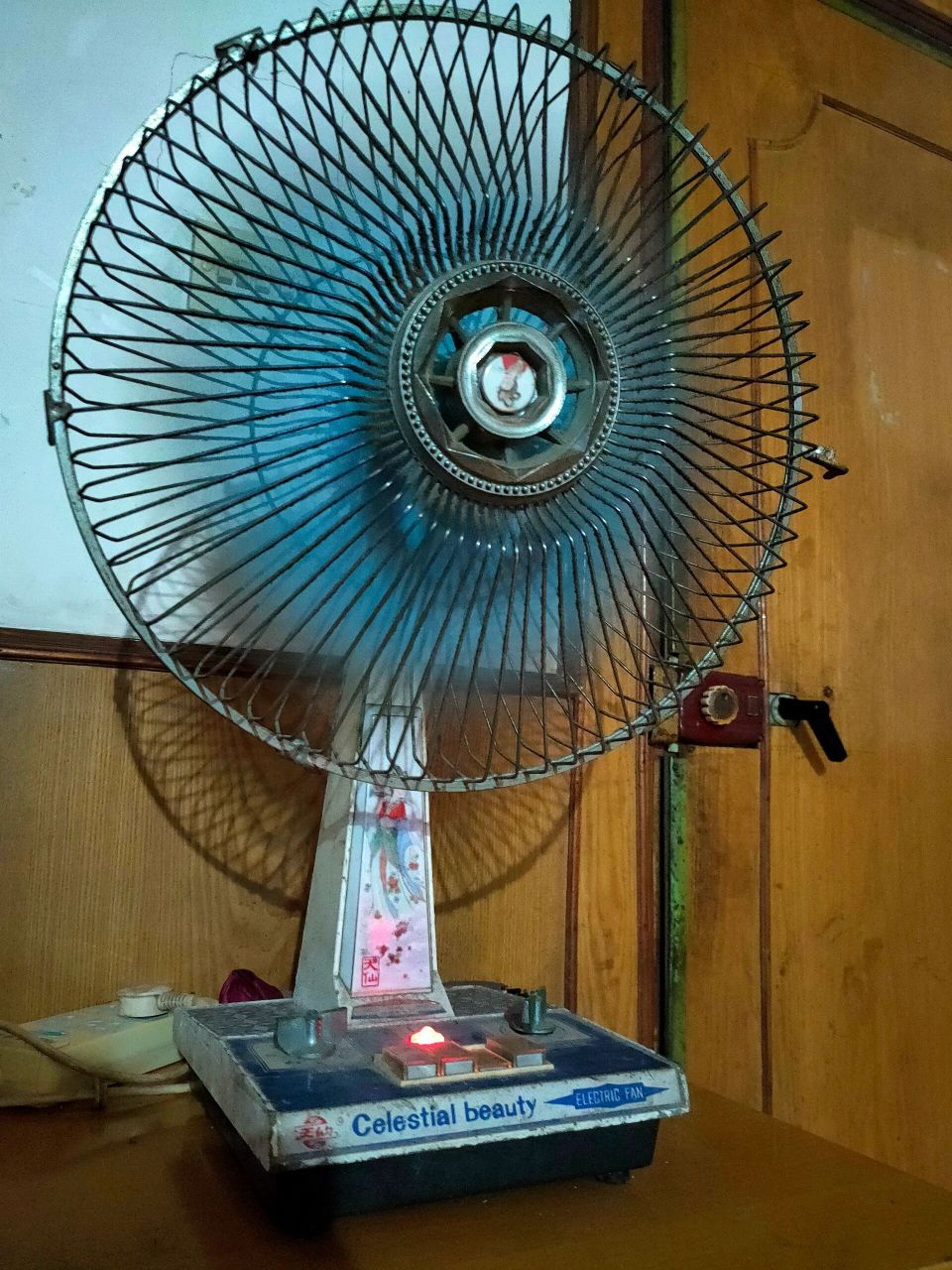 回老家看到了40年前的老古董电风扇,还好好的可以用