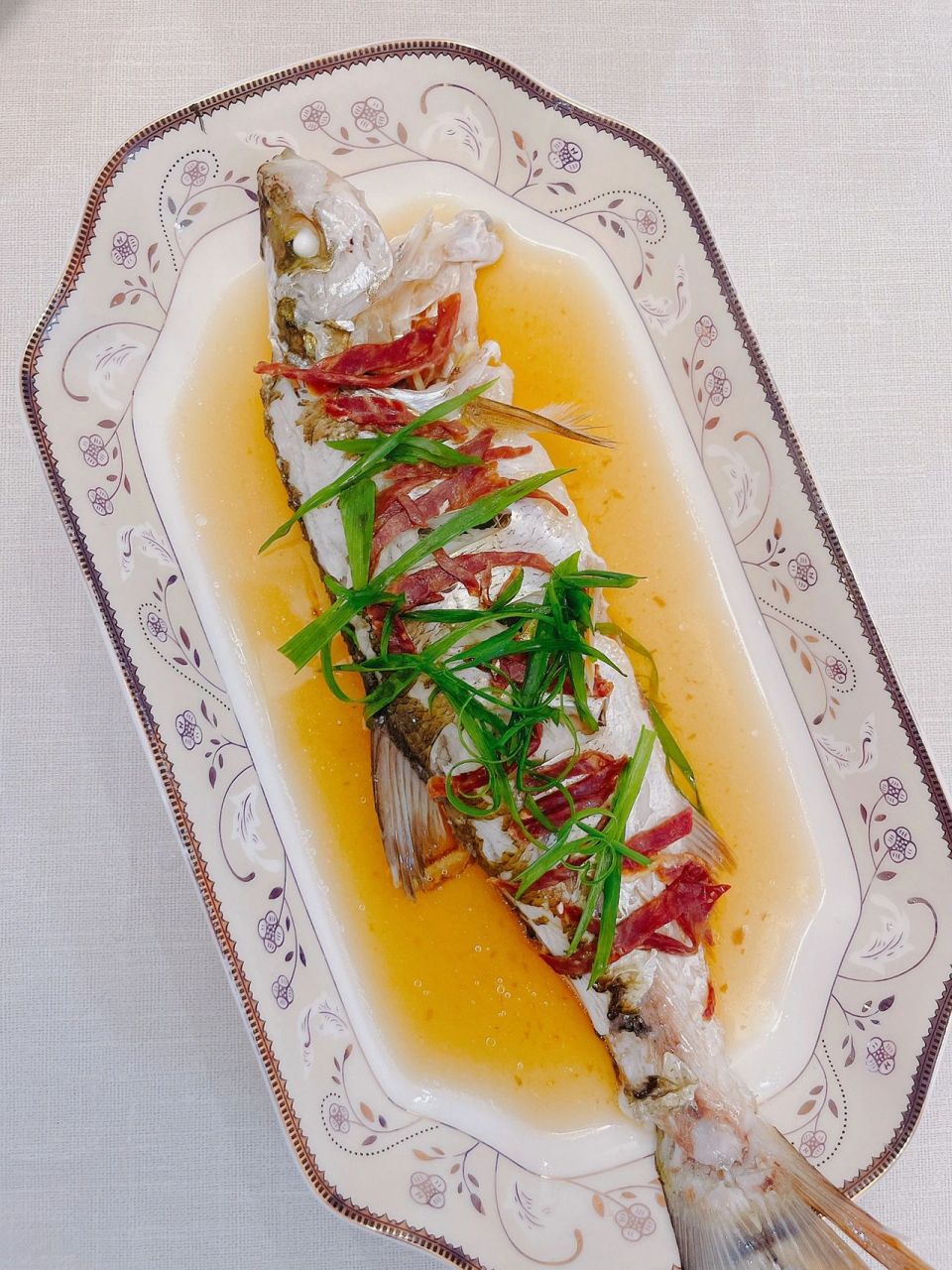 清蒸白条鱼95 食材: 新鲜白条鱼,火腿,生姜,葱 方法: 1.