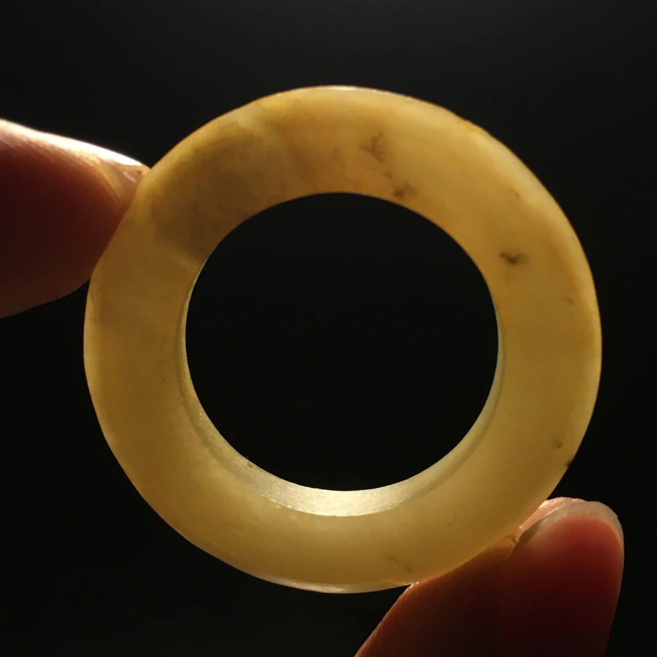 汉代三才环 玉环以黄玉为材,玉质致密温润,光气熟润,局部受沁,随玉环