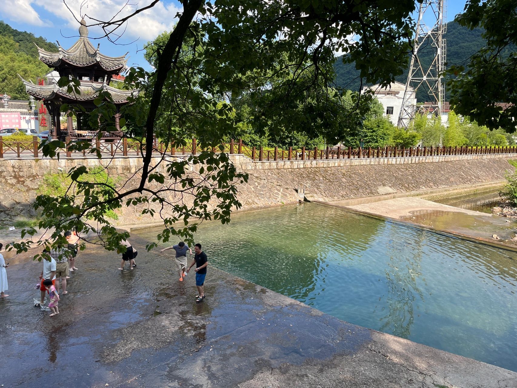 绍兴平水玩水圣地 去年去的溪上,感觉人太多,浅水区略少,停车地方人也