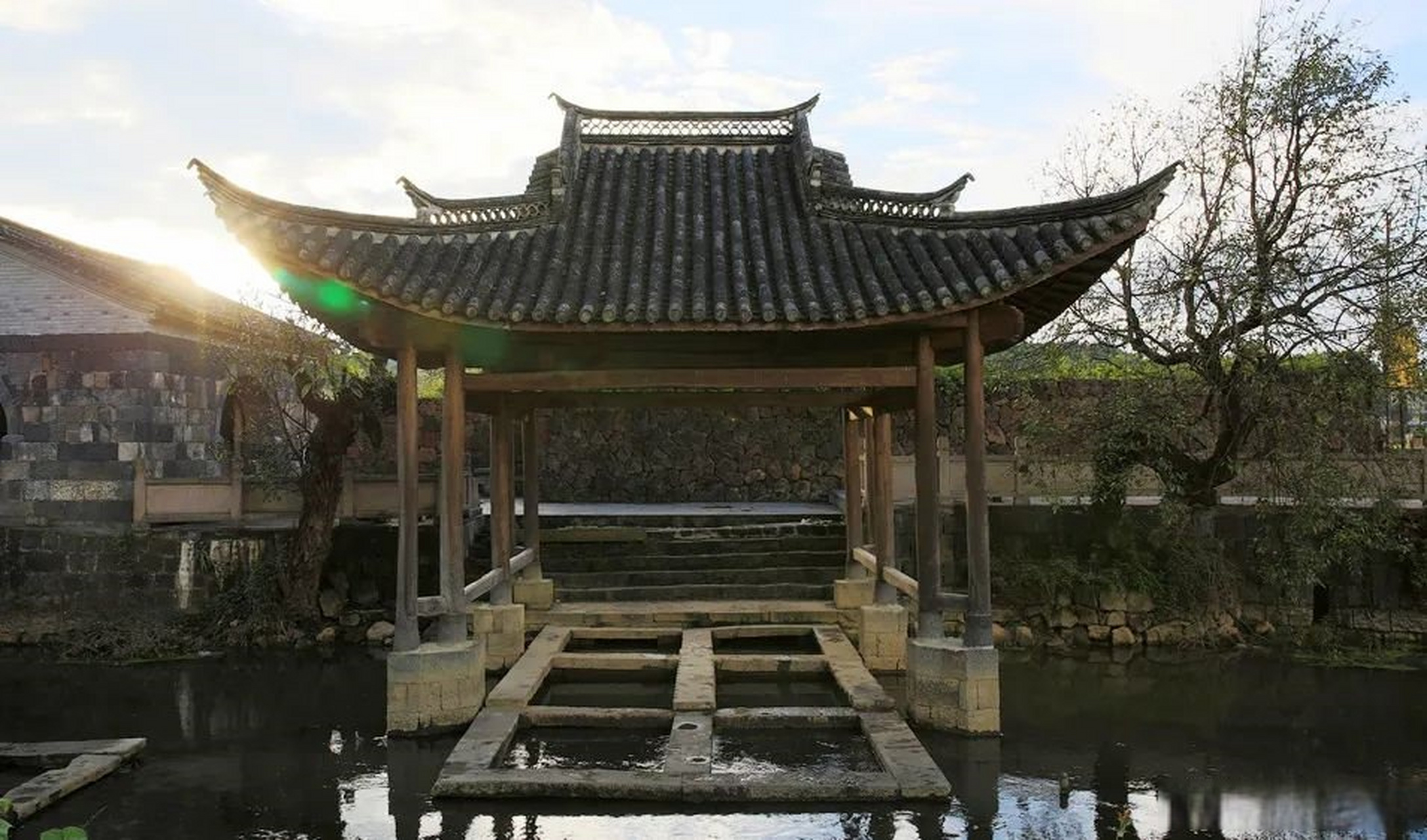 腾冲心旅行# 【和顺洗衣亭】在我国版图的西南方,有一座600多年历史