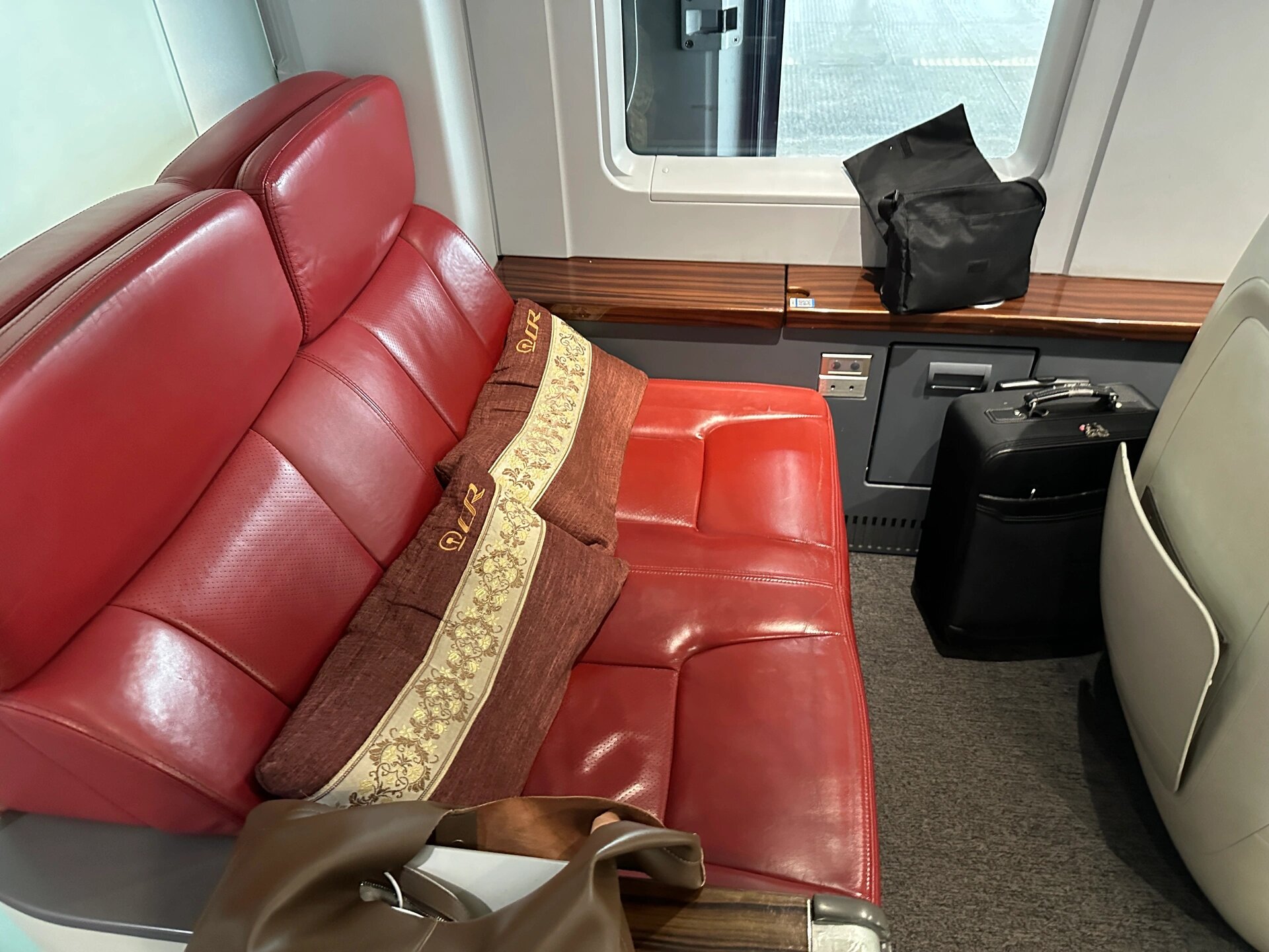 结果我的票竟然和商务座一个车厢,而且看到这个沙发给我以及旁边老哥