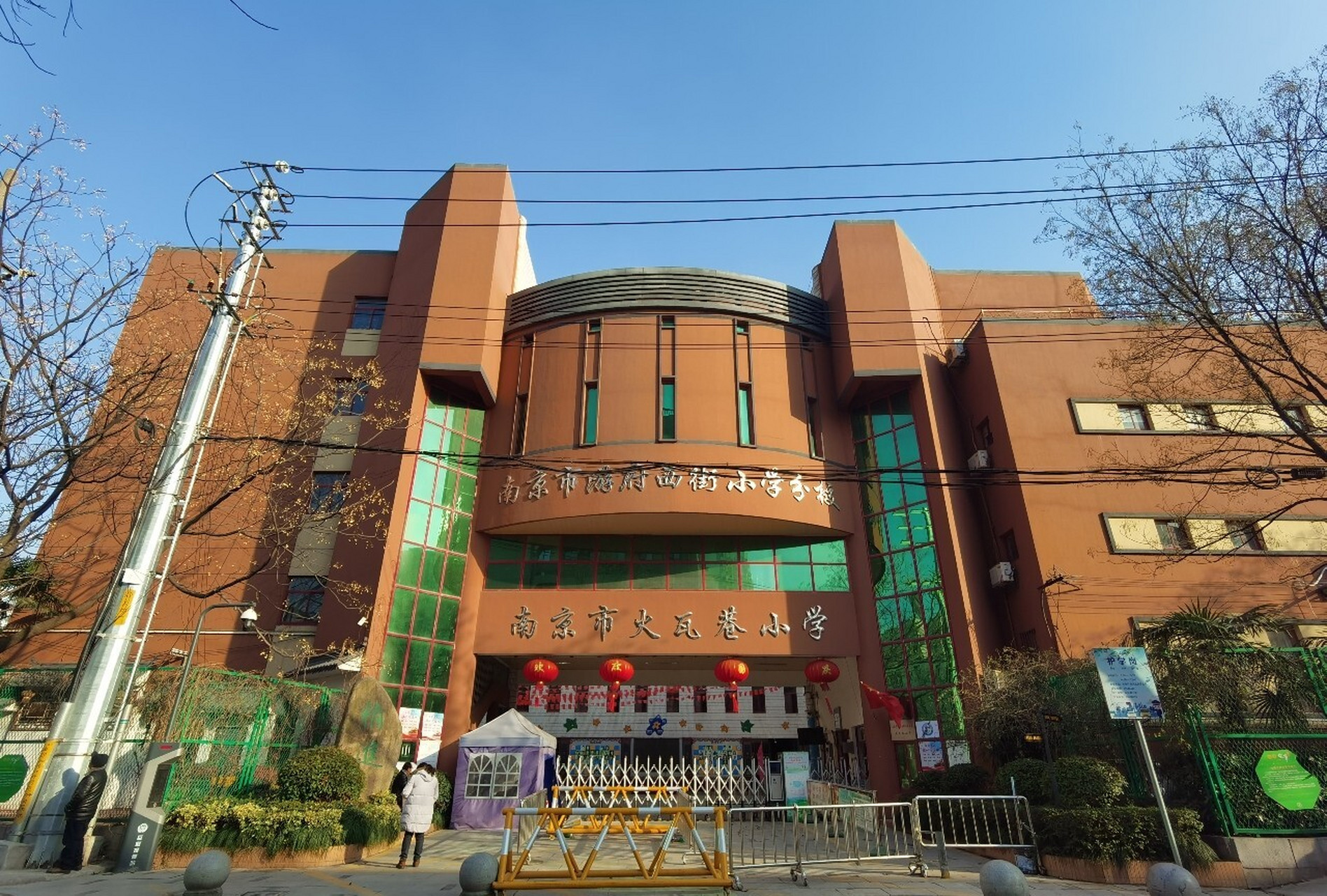 的3所小学 先来分别介绍一下钟英中学直升的几个小学 1:游府西街小学