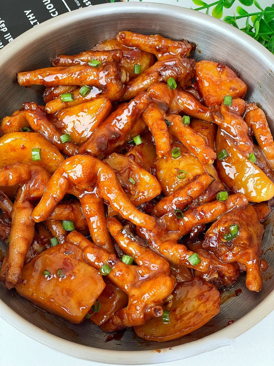 软糯入味的土豆炖鸡爪!真的巨下饭好吃!