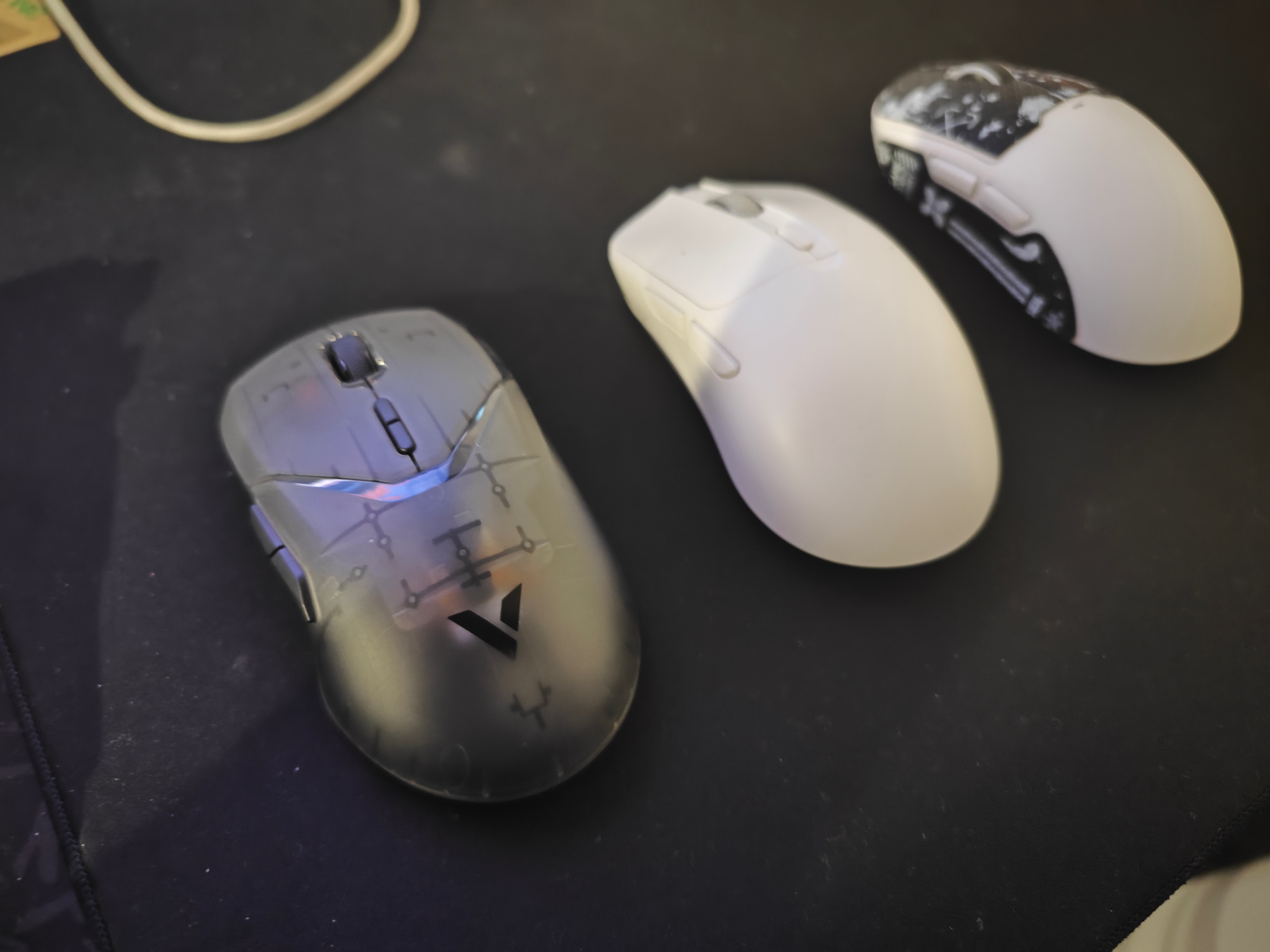 感觉鼠标收腰有点问题,左手边小指有点空,不过欧姆龙的红点还是蛮舒服